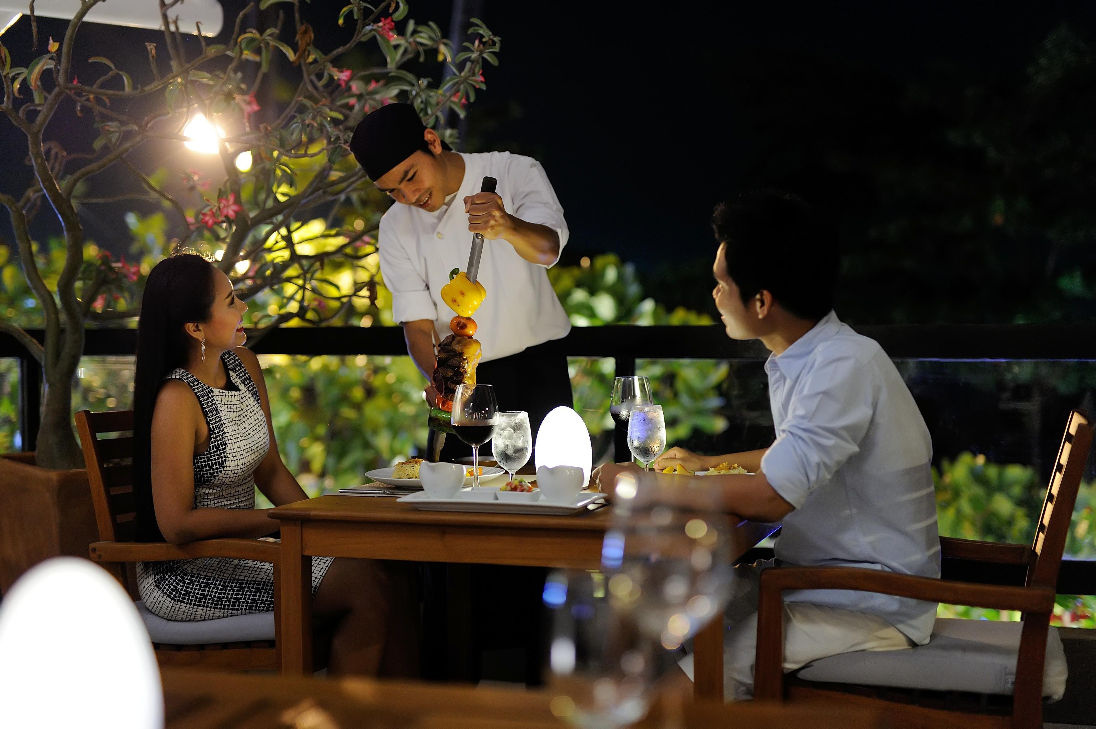 Paradox Resort Phuket Karon Exterior foto A waiter serves a couple at a restaurant