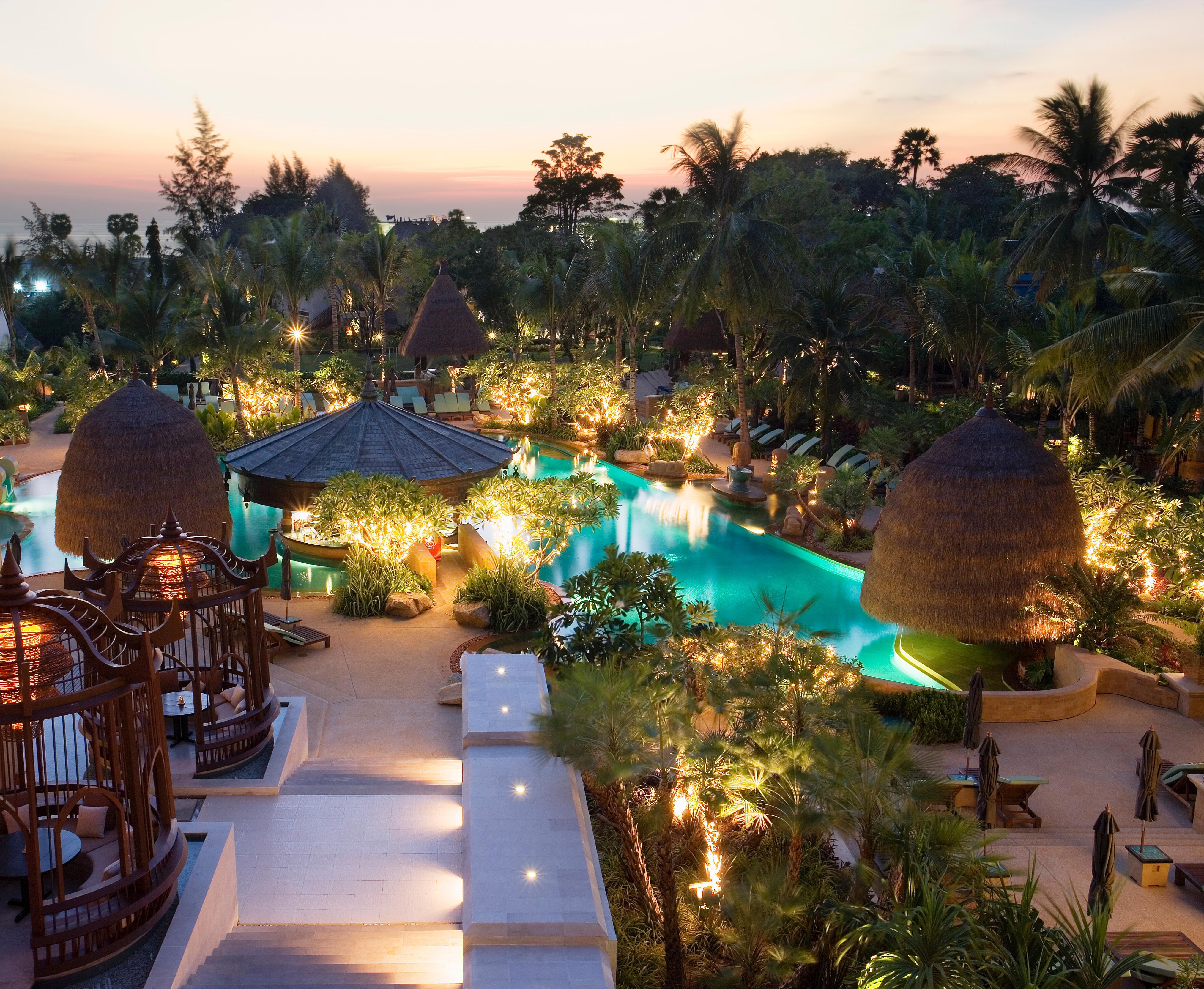 Paradox Resort Phuket Karon Exterior foto The resort at dusk