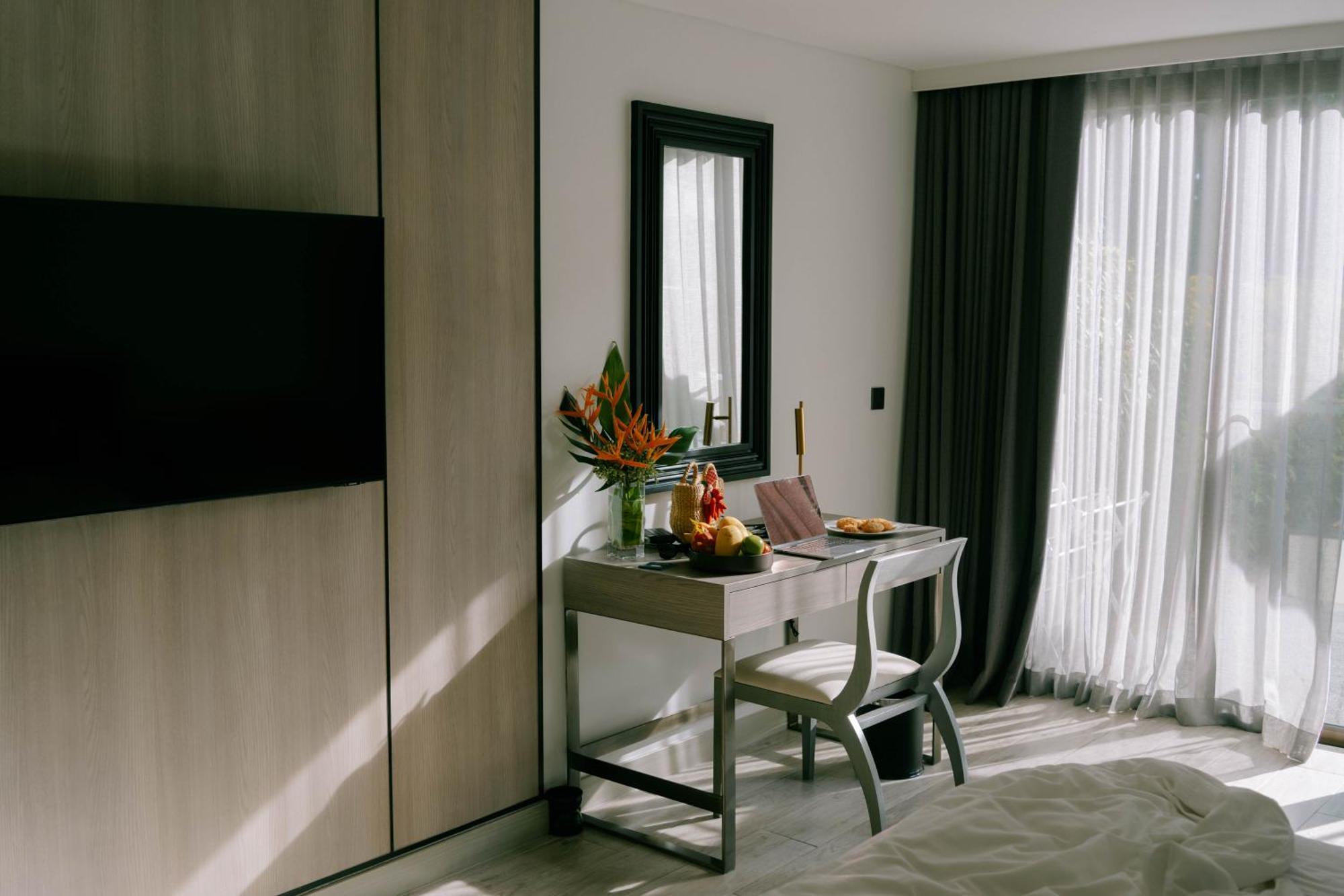 Paradox Resort Phuket Karon Exterior foto A bedroom at the hotel