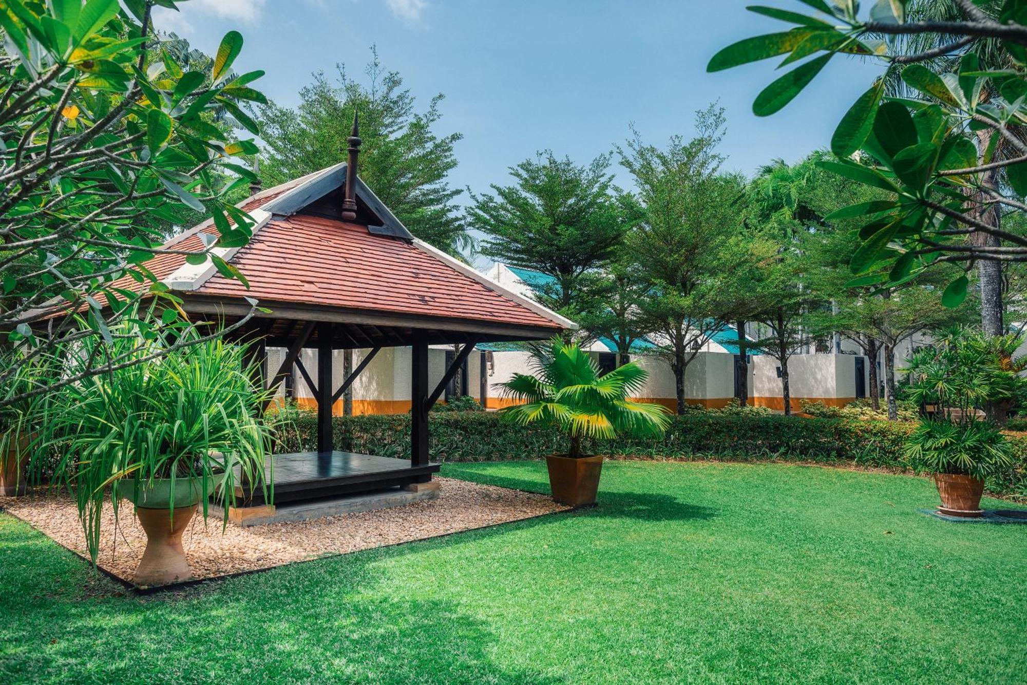 Paradox Resort Phuket Karon Exterior foto The garden of the school