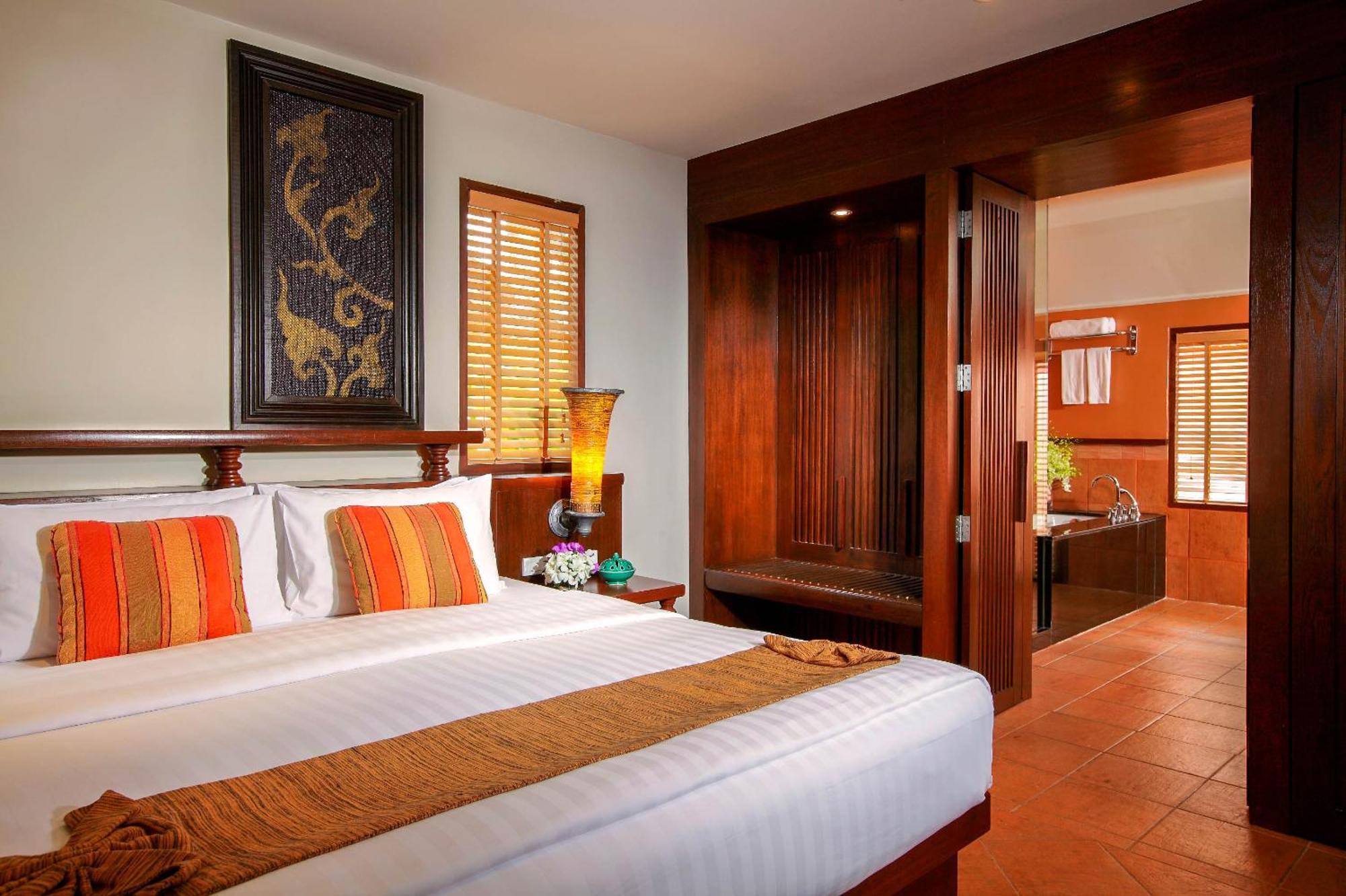 Paradox Resort Phuket Karon Exterior foto A bedroom at the resort