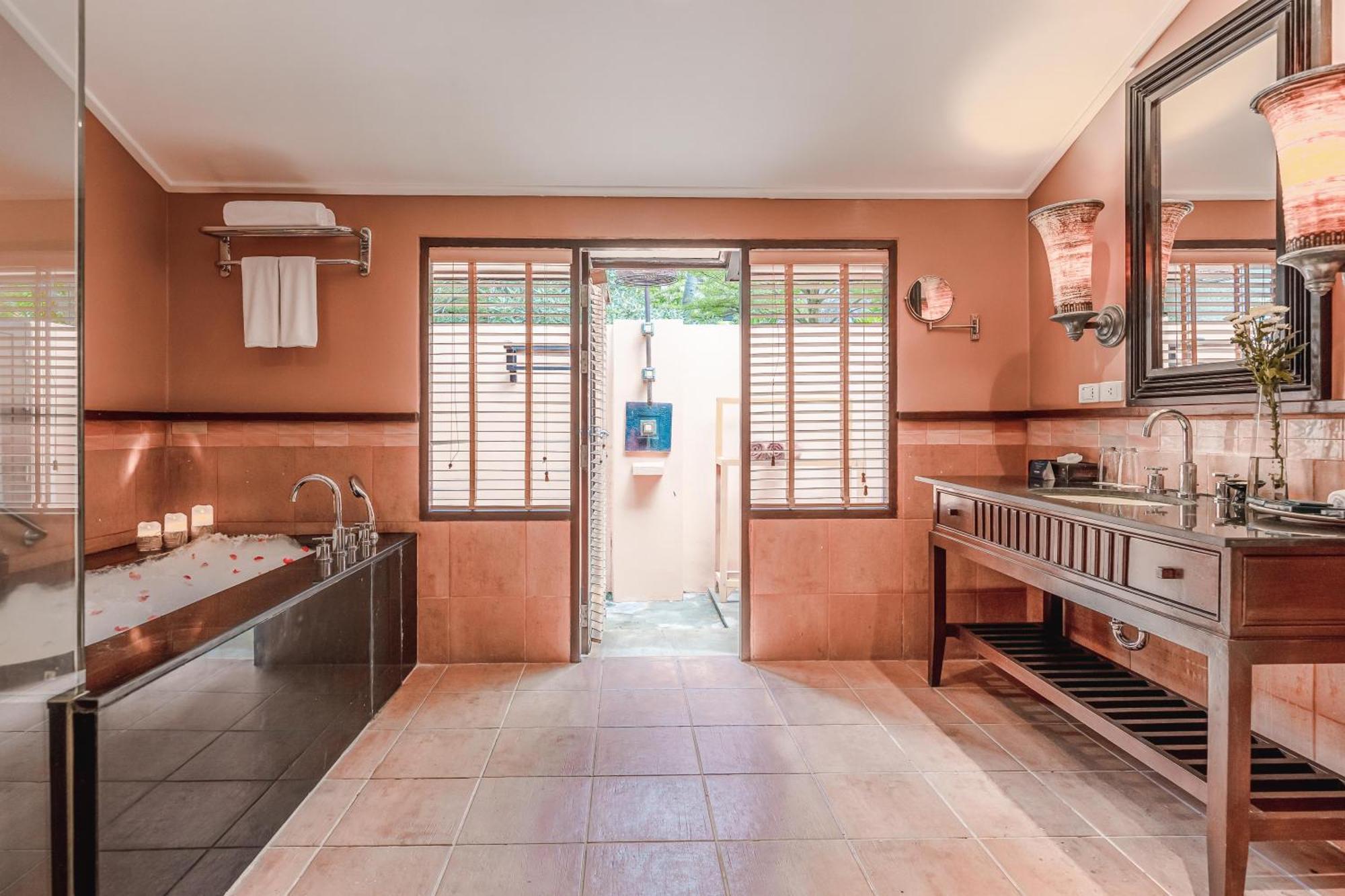 Paradox Resort Phuket Karon Exterior foto Bathroom