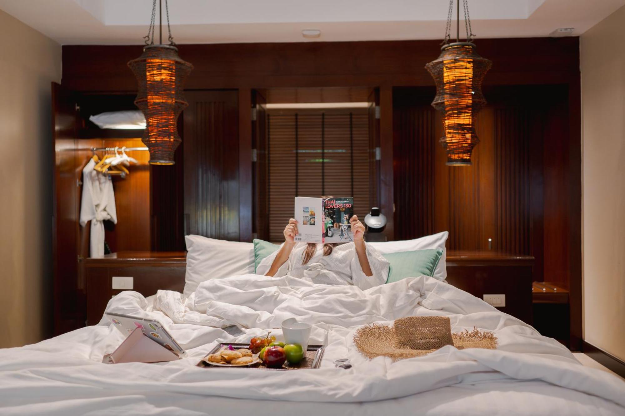 Paradox Resort Phuket Karon Exterior foto A guest enjoying the room amenities